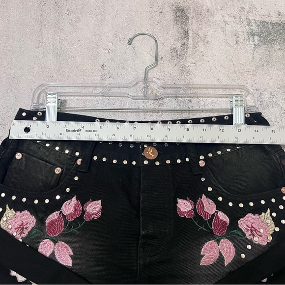 One Teaspoon Bandits Low Rise Relaxed Black Denim Floral Embroidered Shorts 26 - Picture 6 of 11